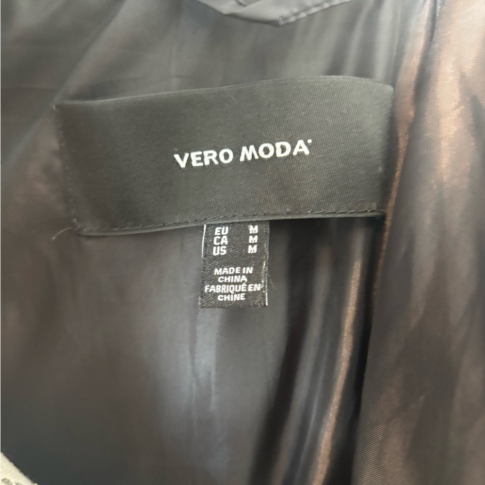 Vero Moda Black Hooded Vest - Picture 6 of 6